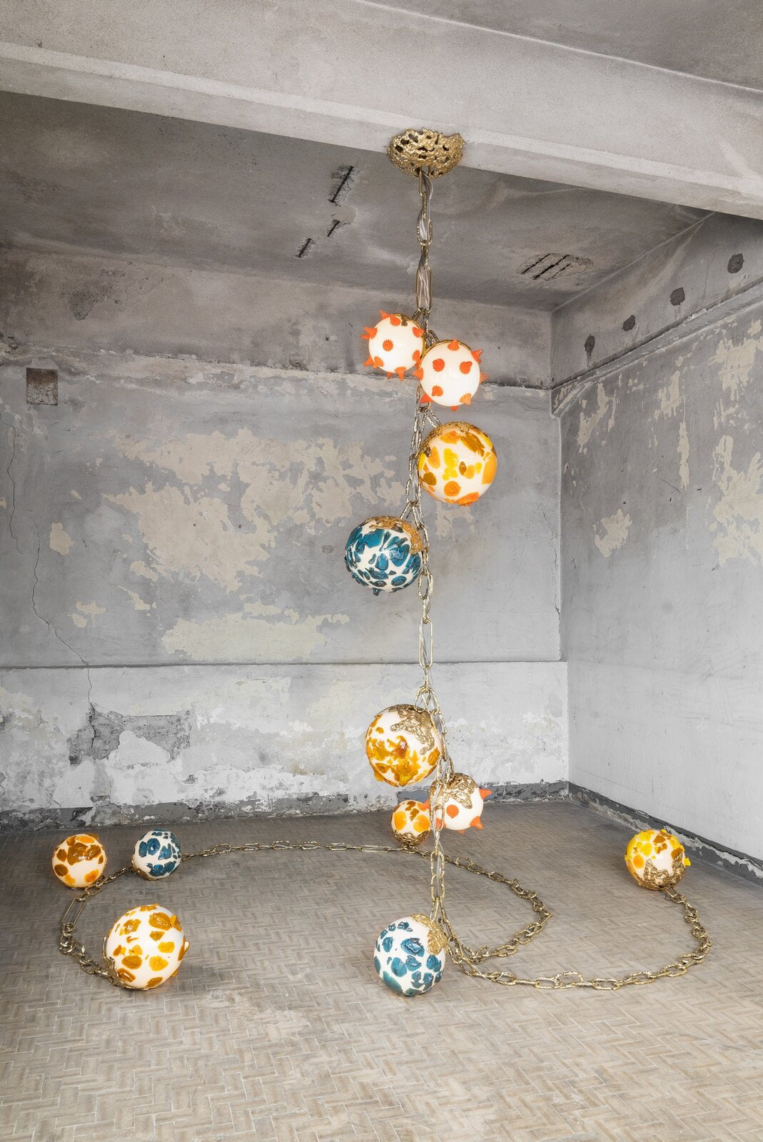 Bespoke Murano glass and brass chandelier, tailor-made Italian lighting installation